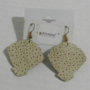 NEW Speckled pebble leather seashell shape drop earrings, cream/metallic gold